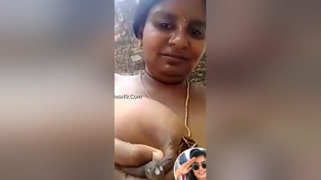 Horny Desi Bhabhi Shows Her Milky Boobs