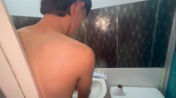 RICA FOLLADA EN EL BAÑO CON LA COMPAÑERA DE APARTAMENTO LE DOY DURO CON MI POLLA PORNO EN ESPANOL